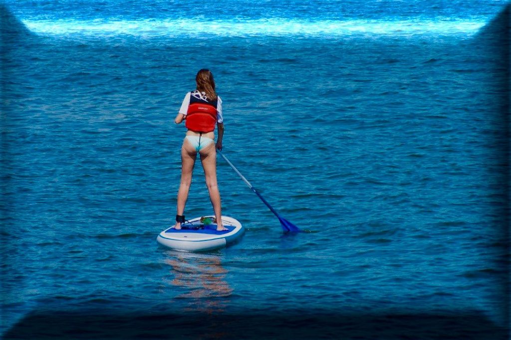 Frau auf SUP Board mit Schwimmweste. Cooler 3D Effekt