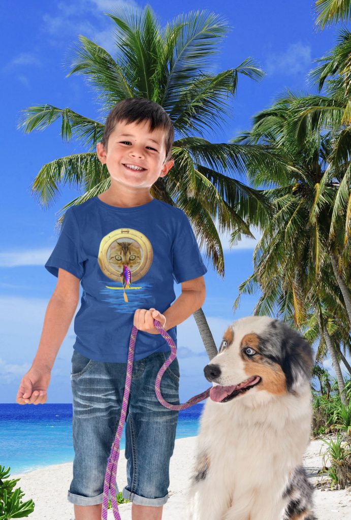 Junge mit Hund am strand.Cooles T-Shirt mit lustiger, süßer Katze die einen Stand Up Paddling Fisch auf SUP beobachtet Geschenk Geschenkidee