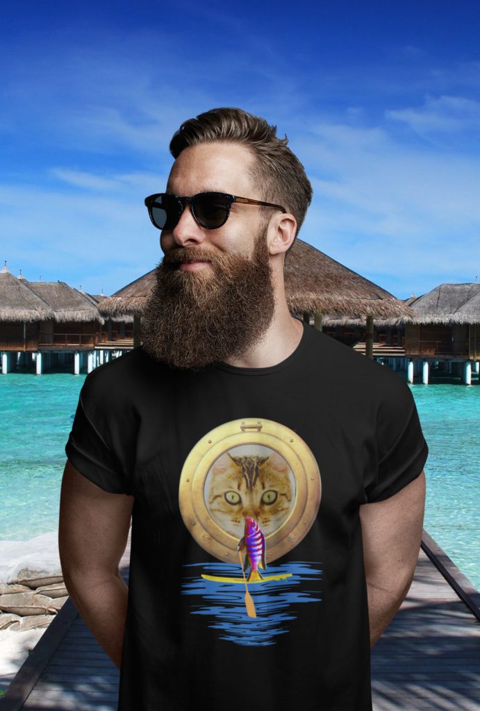 Cooler Mann mit Bart und schwarzem T-Shirt. Lustige, süße Katze beobachtet Stand Up Paddle Fisch auf SUP Geschenk Geschenkidee 